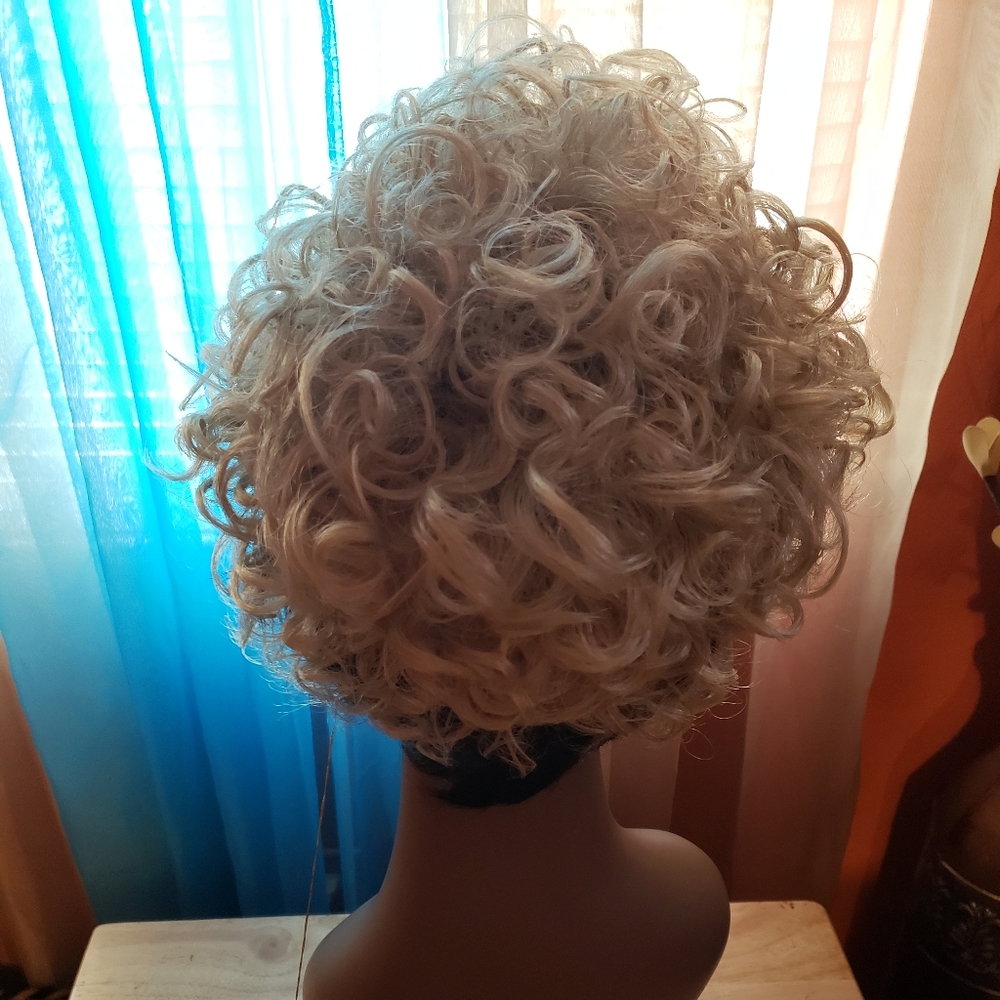 Wig - Picture 3 of 4